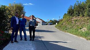 Seit vielen Jahren von den Anwohnern am Schinderbuckel gew&uuml;nscht und nun endlich realisiert: der B&uuml;rgersteig am Gehsbergweg. Im Bild (v.l.): B&uuml;rgermeister Markus Hofmann, Bauamtsleiter Christian Kopf und Georg Marchl von der gleichnamigen Firma, die f&uuml;r die Pflasterarbeiten zust&auml;ndig war.