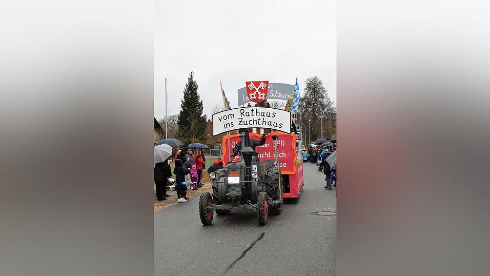Mit dem großartigen 67. Faschingszug und einem anschließenden 'Narrentreiben' nahm am Faschingsdienstag der Fasching 2017 in Sarching ein glanzvolles Ende. Und was dabei alle 'narrisch' freute, das Wetter spielte doch noch mit; denn während des Zuges war es regenfrei; erst zum Ende regnete es! Mit dem großartigen 67. Faschingszug und einem anschließenden 'Narrentreiben' nahm am Faschingsdienstag der Fasching 2017 in Sarching ein glanzvolles Ende. Und was dabei alle 'narrisch' freute, das Wetter spielte doch noch mit; denn während des Zuges war es regenfrei; erst zum Ende regnete es!