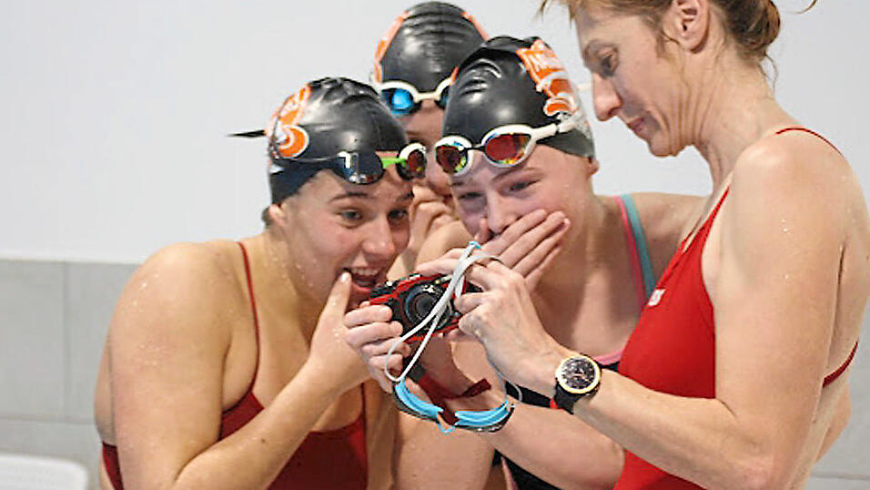 Nach dem Training überprüfen Tiffany Salva (l.) und Julia Ebner von den NawaRo Aquatics ihre Technik anhand eines Videos. Trainerin Sonia Rothe (r.) gibt ihnen Tipps und Anweisungen. Nach dem Training überprüfen Tiffany Salva (l.) und Julia Ebner von den NawaRo Aquatics ihre Technik anhand eines Videos. Trainerin Sonia Rothe (r.) gibt ihnen Tipps und Anweisungen.