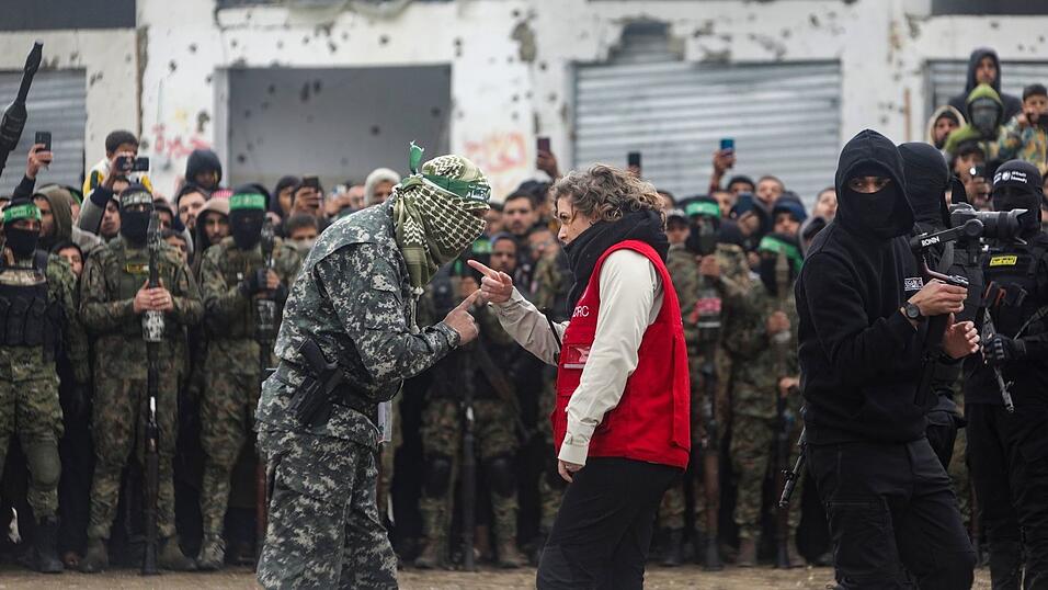 Das Internationale Komitee vom Roten Kreuz (IKRK) hat wiederholt gesagt, dass eine Herabwürdigung der Geiseln bei der Übergabe inakzeptabel sei. Das Internationale Komitee vom Roten Kreuz (IKRK) hat wiederholt gesagt, dass eine Herabwürdigung der Geiseln bei der Übergabe inakzeptabel sei.