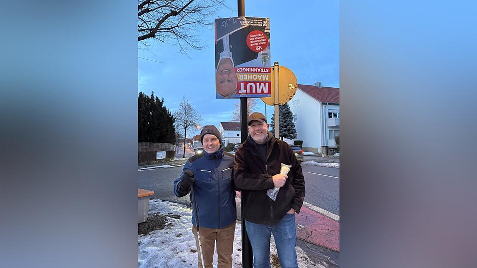 Ralph Zimmerhansl, OB-Kandidat Peter Stranninger und das auf dem Kopf stehende Plakat. Ralph Zimmerhansl, OB-Kandidat Peter Stranninger und das auf dem Kopf stehende Plakat.