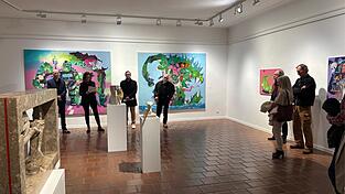 Galerieleiterin Anjalie Chaubal führt bei der Vernissage im Cordonhaus in das Werk der beiden Künstler Michael Königer (rechts) und Marc Taschowsky (links) ein.