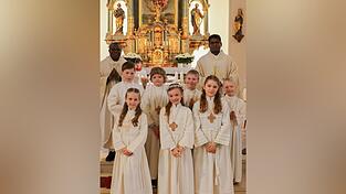 Pfarrvikar Matthias Tang (l.) und Pater Joseph (r.) mit den diesjährigen Blaibacher Kommunionkindern Pfarrvikar Matthias Tang (l.) und Pater Joseph (r.) mit den diesjährigen Blaibacher Kommunionkindern