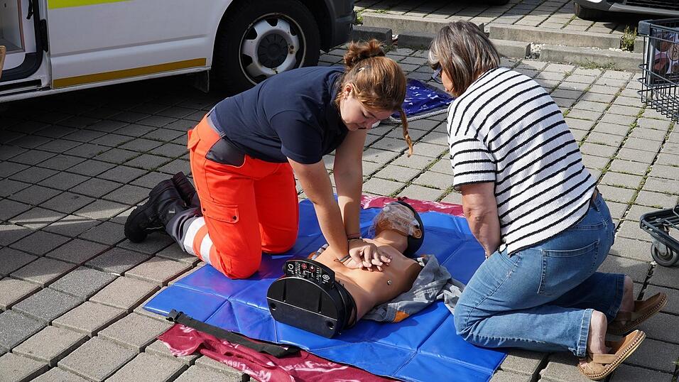 Katharina Schweikl zeigt an der Puppe, wie stark man am Brustkorb für eine erfolgreiche Herzdruckmassage eindrücken muss. Katharina Schweikl zeigt an der Puppe, wie stark man am Brustkorb für eine erfolgreiche Herzdruckmassage eindrücken muss.