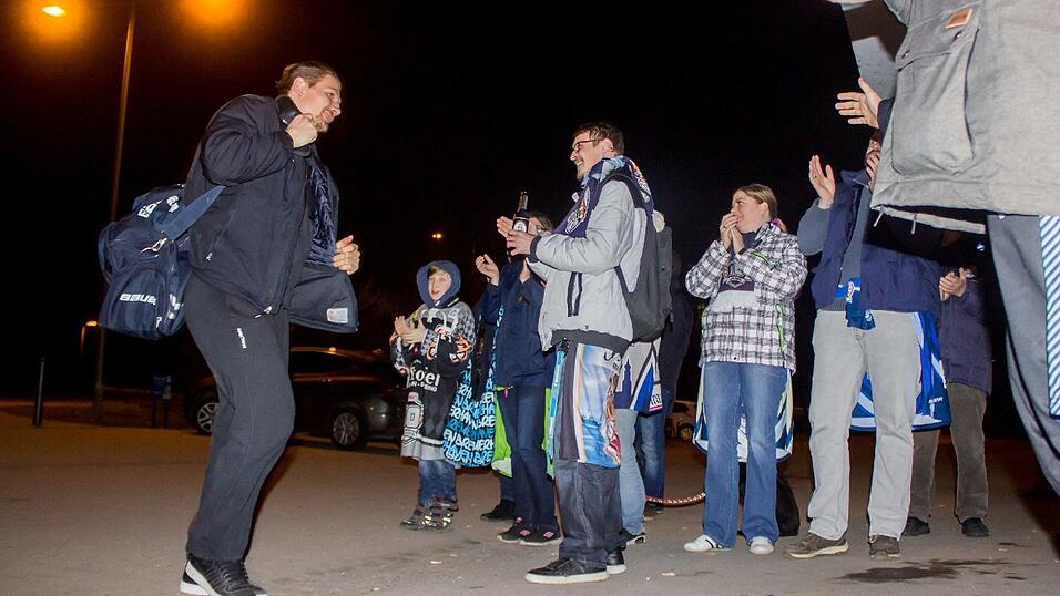 Für Stürmer René Röthke dürften die Playoffs gegen seine Heimatstadt Berlin etwas ganz Besonderes sein. Für Stürmer René Röthke dürften die Playoffs gegen seine Heimatstadt Berlin etwas ganz Besonderes sein.