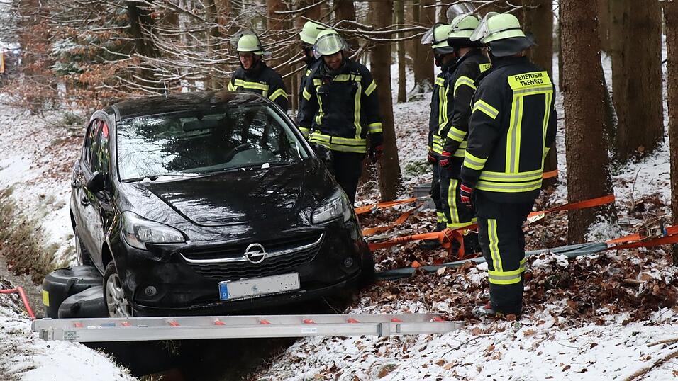 Mit Lufthebern konnte das Fahrzeug so weit angehoben werden, dass das leicht verletzte Ehepaar aus diesem aussteigen konnte.
