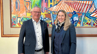 Diakon und Di&ouml;zesan-Caritasdirektor Michael Wei&szlig;mann und B&uuml;rgermeisterin Sibylle Entwistle tauschten sich zur weiteren Entwicklung des Geschwister-Lechner-Haues in Vilsbiburg aus.