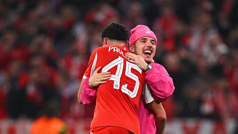 Von Kopf bis Fu&szlig; in Pink: Bayern M&uuml;nchens Nachwuchskicker Lennart Karl.