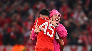 Von Kopf bis Fuß in Pink: Bayern Münchens Nachwuchskicker Lennart Karl. Von Kopf bis Fuß in Pink: Bayern Münchens Nachwuchskicker Lennart Karl.