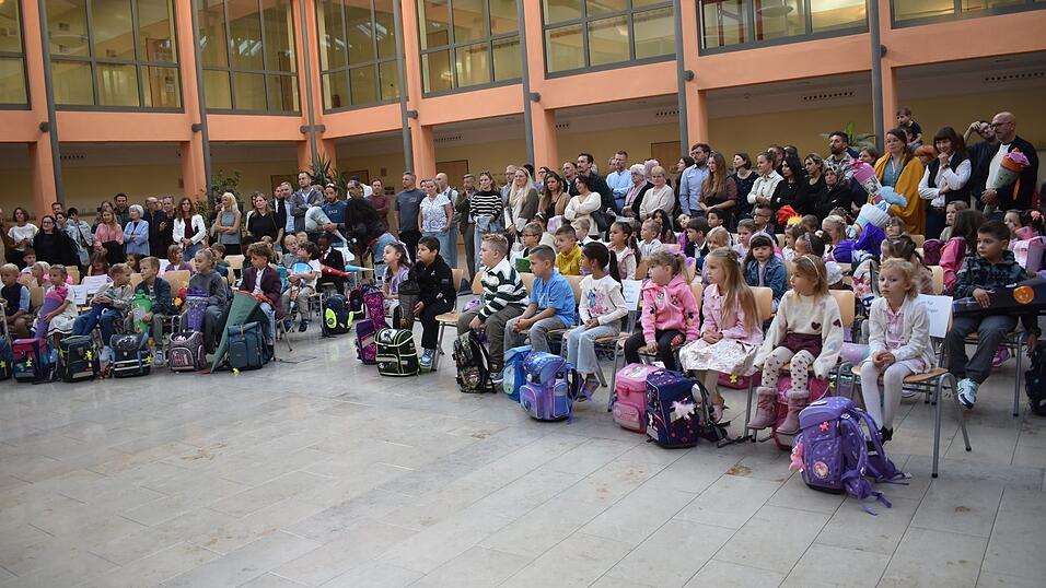 In der Aula trafen sich am Dienstag die Schulanf&auml;nger und ihre sichtlich stolzen (und vermutlich auch etwas aufgeregten) Eltern zum Beginn der Schullaufbahn ihrer Kinder.