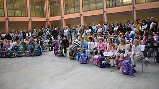 In der Aula trafen sich am Dienstag die Schulanfänger und ihre sichtlich stolzen (und vermutlich auch etwas aufgeregten) Eltern zum Beginn der Schullaufbahn ihrer Kinder. In der Aula trafen sich am Dienstag die Schulanfänger und ihre sichtlich stolzen (und vermutlich auch etwas aufgeregten) Eltern zum Beginn der Schullaufbahn ihrer Kinder.