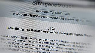 Der Paragraf 103 StGB über die Beleidigung von Organen und Vertretern ausländischer Staaten, fotografiert am 13.04.2016 in Berlin auf einem Bildschirm durch eine Brille. Der Paragraf 103 StGB über die Beleidigung von Organen und Vertretern ausländischer Staaten, fotografiert am 13.04.2016 in Berlin auf einem Bildschirm durch eine Brille.