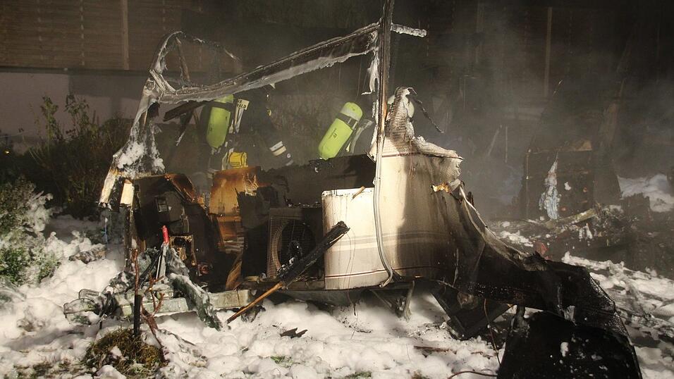 Von dem alten Wohnwagen in Bernhardswald (Kreis Regensburg) blieb nach dem Brand nicht mehr viel &uuml;brig.