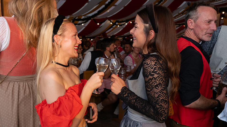 Die Partybilder vom Montag, 14. August 2023, aus dem Festzelt Krönner. Die Partybilder vom Montag, 14. August 2023, aus dem Festzelt Krönner.