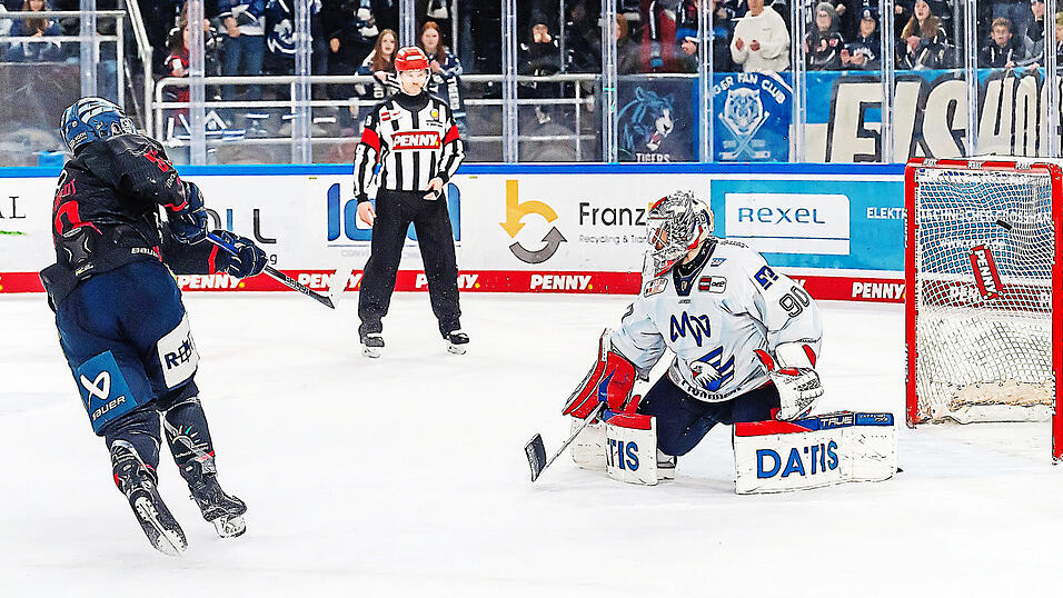 Ganz abgezockt verwandelt Danjo Leonhardt seinen Penalty im Shootout gegen Mannheims Goalie Felix Brückmann und sichert den Straubing Tigers den Zusatzpunkt und Tabellenplatz sieben.