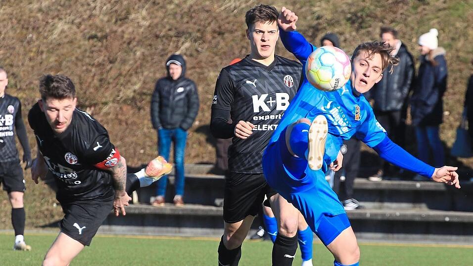 Das Testspiel gegen den 1. FC Bad K&ouml;tzting (in Blau) war eine klare Angelegenheit f&uuml;r den ASV Cham.