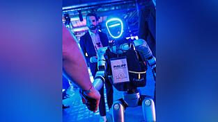 Auf der diesjährigen Konferenz re:publica in Berlin war Philipp Mann (im Hintergrund) mit einem vollfunktionsfähigen Roboter, der sprechen kann.