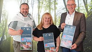 Landrat Werner Bumeder (v. r.), Tourismusreferentin Birgit Scholz und Bildungsreferent Stefan Ramoser von der KEB präsentieren das diesjährige Programm von „Kirche und Wirtshaus“. Landrat Werner Bumeder (v. r.), Tourismusreferentin Birgit Scholz und Bildungsreferent Stefan Ramoser von der KEB präsentieren das diesjährige Programm von „Kirche und Wirtshaus“.