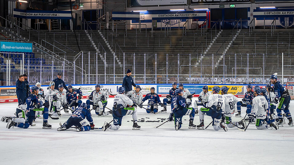Chefcoach Tom Pokel (links) schw&ouml;rt das Tigers-Team auf die neue Saison ein.