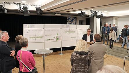 Bürgermeister Hans Schmalhofer vor dem Entwurf, der beim Realisierungswettbewerb auf den ersten Platz gewählt wurde.