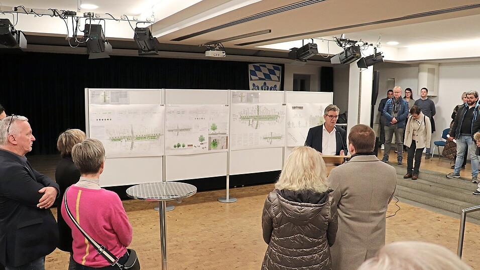 Bürgermeister Hans Schmalhofer vor dem Entwurf, der beim Realisierungswettbewerb auf den ersten Platz gewählt wurde.