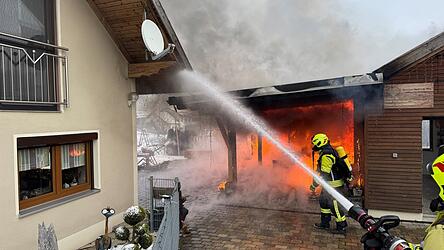 Durch schnelles Eingreifen verhinderten die Einsatzkr&auml;fte, dass der Brand auf das Wohnhaus &uuml;berging.
