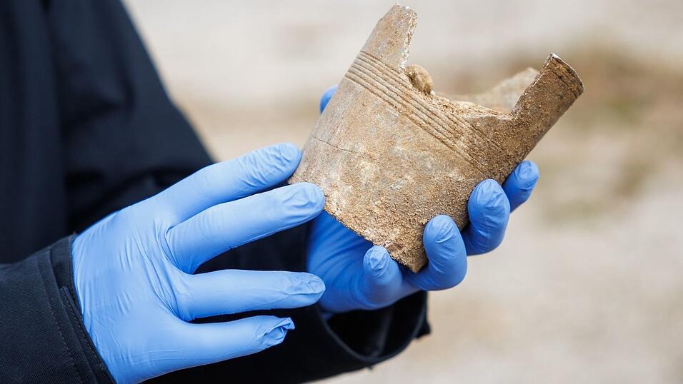 Keramikfunde z&auml;hlen ebenso dazu, wie etwa Hinweise auf Grabh&uuml;gel oder Wallanlagen. (Illustration)