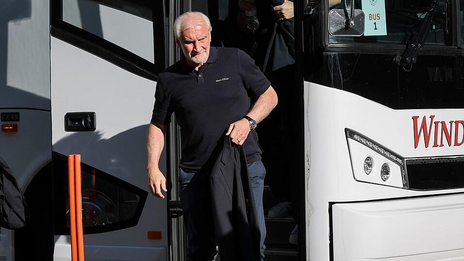 Rudi V&ouml;ller verl&auml;sst den Mannschaftsbus der DFB-Elf in Chicago.