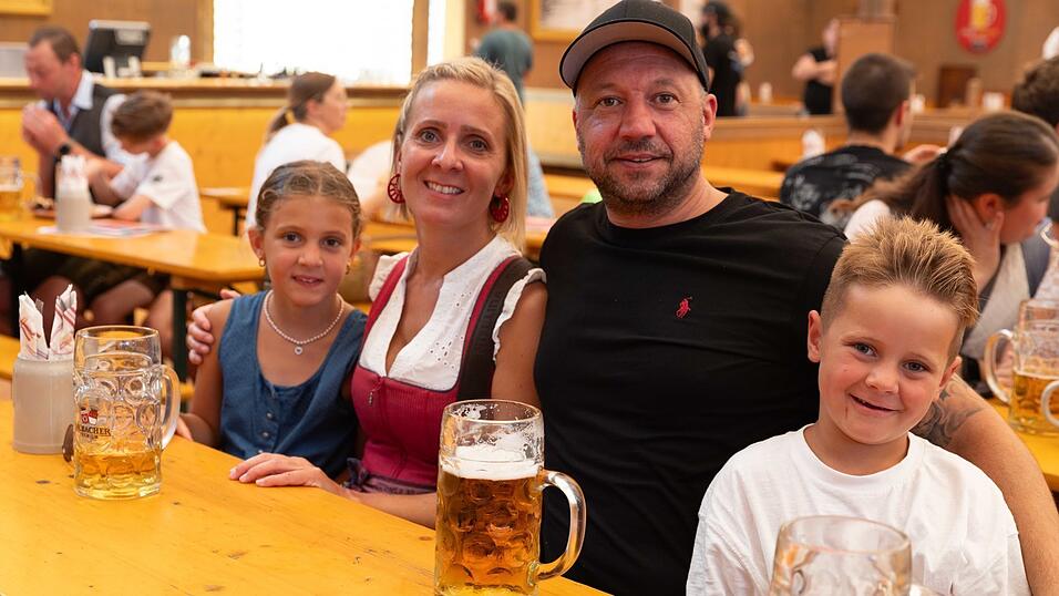 Die Partybilder vom Sonntag, 9. August, aus dem Festzelt Krönner. Die Partybilder vom Sonntag, 9. August, aus dem Festzelt Krönner.