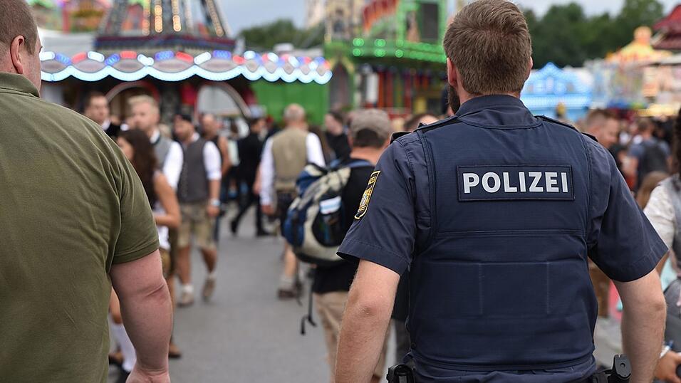 Straftaten bleiben rund um das Gäubodenvolksfest nicht aus. Deshalb ist die Polizei in dieser Zeit gefordert. (Symbolbild) Straftaten bleiben rund um das Gäubodenvolksfest nicht aus. Deshalb ist die Polizei in dieser Zeit gefordert. (Symbolbild)