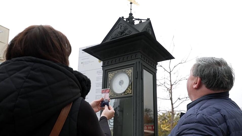 Die historische Annoncenuhr ist eine Sehenswürdigkeit der Stadt Werdau. Als Schaumzucker-Nachbildung sorgt sie weit über die Stadtgrenzen hinaus für Belustigung. Die historische Annoncenuhr ist eine Sehenswürdigkeit der Stadt Werdau. Als Schaumzucker-Nachbildung sorgt sie weit über die Stadtgrenzen hinaus für Belustigung.