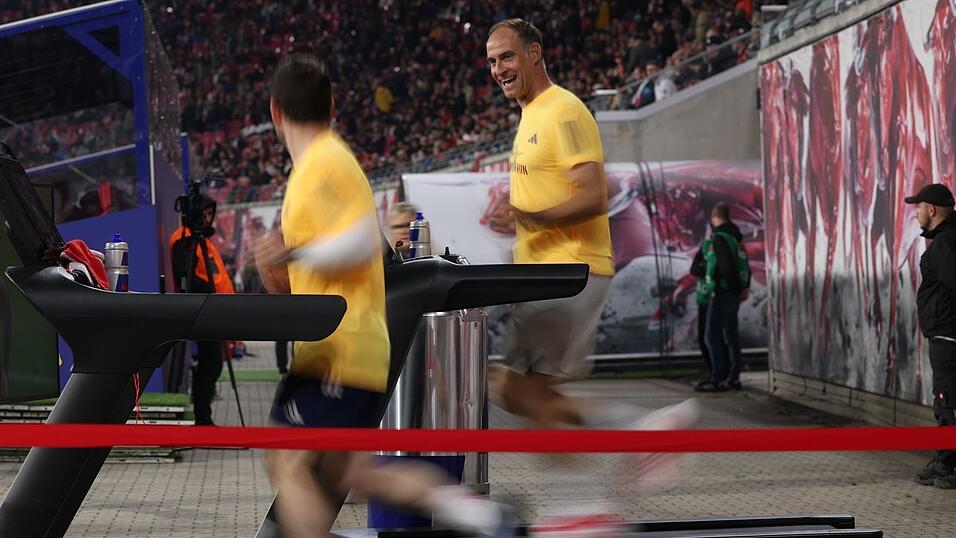 Red Bull-Gesch&auml;ftsf&uuml;hrer Oliver Mintzlaff l&auml;uft w&auml;hrend der Partie f&uuml;r den guten Zweck.