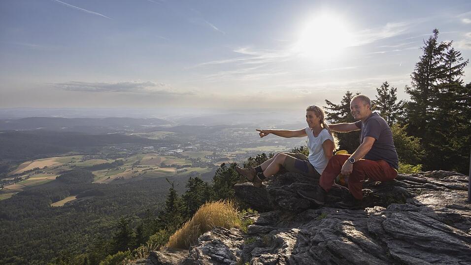 Ein Blick vom Kreuzfelsen entlohnt für den Aufstieg zum Kaitersberg. Ein Blick vom Kreuzfelsen entlohnt für den Aufstieg zum Kaitersberg.