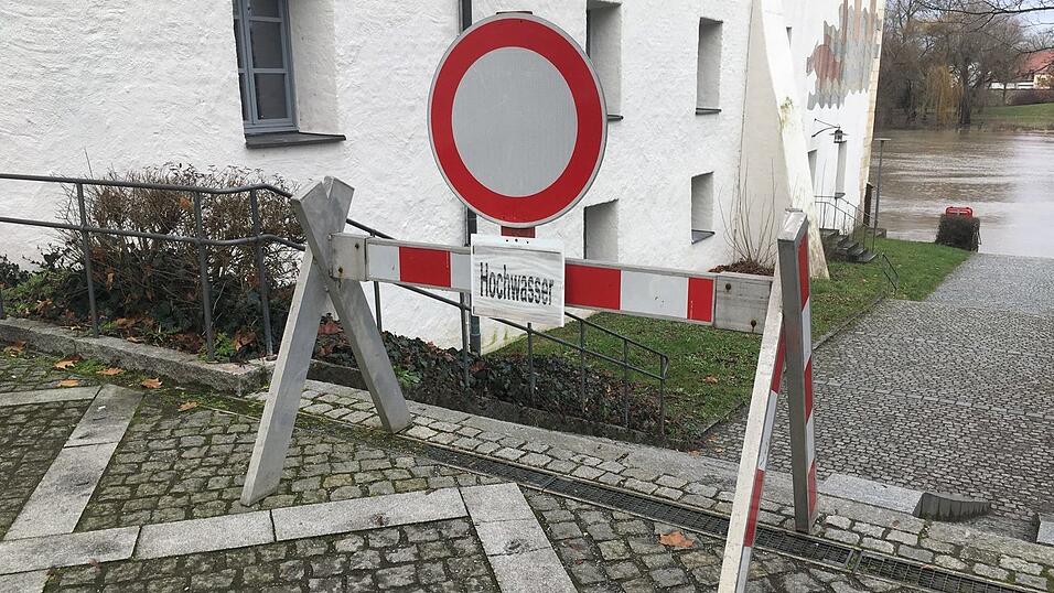 Gegen Mittag hatte der Pegel der Donau bei Straubing bereits die Marke von 510 Zentimetern &uuml;berschritten. Aufgenommen an der Schlossbr&uuml;cke.