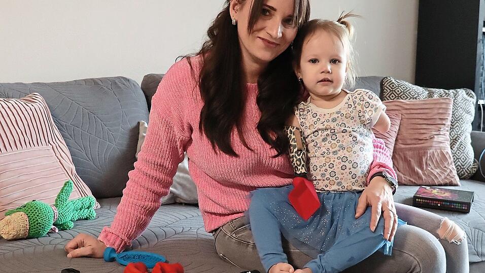 Schl&auml;ger f&uuml;r Ballspiele, Gabel und L&ouml;ffel oder Sandschaufel passen auf Leticias ma&szlig;gefertigte Armprothesen.