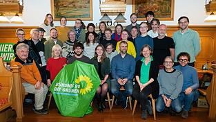 Ein Teil der Kandidaten und Unterstützer für die Grünen-Kreistagsliste. Rechts, stehend, Kreisvorsitzender Christian Zeitlhöfler, sitzend 3.v.r. Kreisvorsitzende Petra Wulff-Werner.