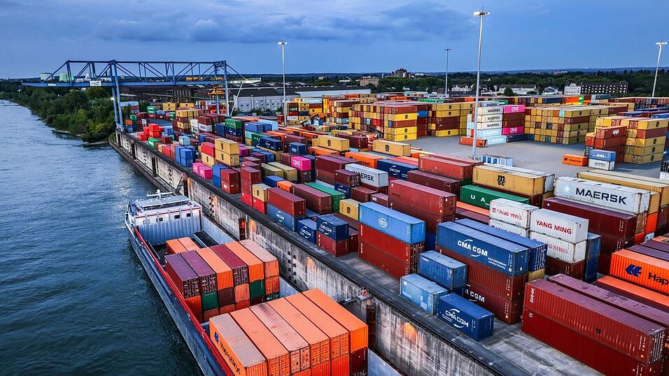 Containerumschlag im Duisburger Hafen: Der Auftragseingang in der deutschen Industrie hat im Mai wieder zugelegt. (Archivbild) Containerumschlag im Duisburger Hafen: Der Auftragseingang in der deutschen Industrie hat im Mai wieder zugelegt. (Archivbild)