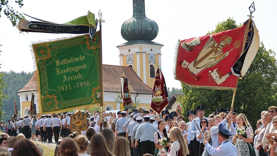 Über 50 Vereine feiern mit der Feuerwehr Dörfling das 125-jährige Bestehen samt Gottesdienst, Bändersegnung und Festzug. Über 50 Vereine feiern mit der Feuerwehr Dörfling das 125-jährige Bestehen samt Gottesdienst, Bändersegnung und Festzug.