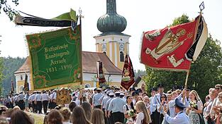 Über 50 Vereine feiern mit der Feuerwehr Dörfling das 125-jährige Bestehen samt Gottesdienst, Bändersegnung und Festzug. Über 50 Vereine feiern mit der Feuerwehr Dörfling das 125-jährige Bestehen samt Gottesdienst, Bändersegnung und Festzug.