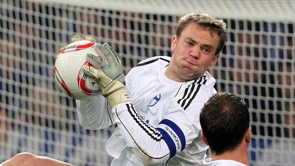 Der junge Manuel Neuer im Schalke-Trikot in Aktion. (Archivbild) Der junge Manuel Neuer im Schalke-Trikot in Aktion. (Archivbild)