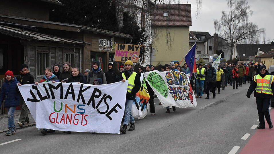 Die Demonstration zog auf der Straße durch die Stadt.
