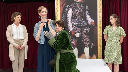 Das Ensemble von „Der eingebildete Kranke“ (von links): Eva Gottschaller als Dienstmädchen Toinette Hurtig, Katharina Heißenhuber als Stiefmutter Belinde, Kolja Heiß als Familienoberhaupt Anton von Hagenstolz und Sequoia Kroll als Tochter Angelika