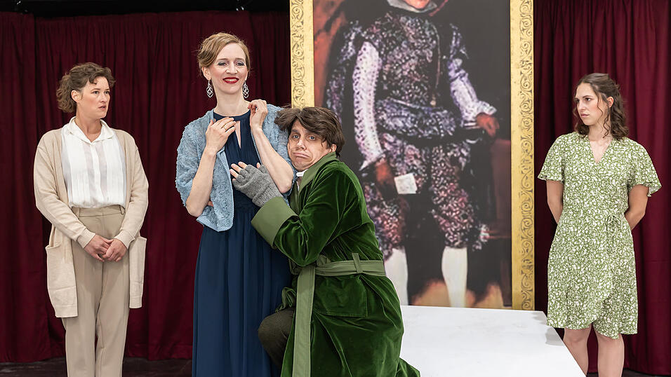 Das Ensemble von „Der eingebildete Kranke“ (von links): Eva Gottschaller als Dienstmädchen Toinette Hurtig, Katharina Heißenhuber als Stiefmutter Belinde, Kolja Heiß als Familienoberhaupt Anton von Hagenstolz und Sequoia Kroll als Tochter Angelika Das Ensemble von „Der eingebildete Kranke“ (von links): Eva Gottschaller als Dienstmädchen Toinette Hurtig, Katharina Heißenhuber als Stiefmutter Belinde, Kolja Heiß als Familienoberhaupt Anton von Hagenstolz und Sequoia Kroll als Tochter Angelika
