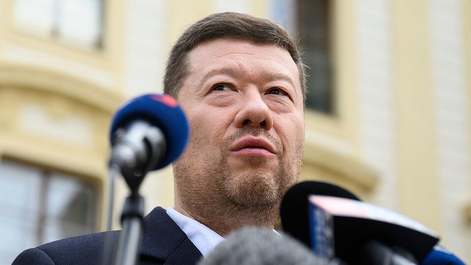 Der tschechische SPD-Vorsitzende Tomio Okamura spricht mit Reportern nach einem Treffen mit Präsident Pavel, der ihn zu einer Konsultation nach den Wahlen eingeladen hatte.