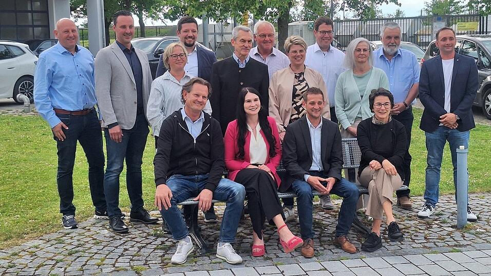 Der neue Otzinger Gemeinderat: (sitzend, v. l.) Josef Schweiger (CSU), Julia Griesbauer (CSU), Bürgermeister Stefan Riederer (FWO), Christiane Schmid (FWO), (hinten, stehend v. l.) Christian Kiermeier (FWO), Klaus Stoiber (CSU), Daniela Apfelbeck (CSU), Simon Huber (FWO), Josef Schmid (FWO), Franz Ittlinger (FWO), Sigrid Krinner (FWO), Stefan Kammerlohr (CSU), Corinna Leeb (FWO), Leonhard Pex (FWO) und Bernhard Waltl (CSU). Der neue Otzinger Gemeinderat: (sitzend, v. l.) Josef Schweiger (CSU), Julia Griesbauer (CSU), Bürgermeister Stefan Riederer (FWO), Christiane Schmid (FWO), (hinten, stehend v. l.) Christian Kiermeier (FWO), Klaus Stoiber (CSU), Daniela Apfelbeck (CSU), Simon Huber (FWO), Josef Schmid (FWO), Franz Ittlinger (FWO), Sigrid Krinner (FWO), Stefan Kammerlohr (CSU), Corinna Leeb (FWO), Leonhard Pex (FWO) und Bernhard Waltl (CSU).