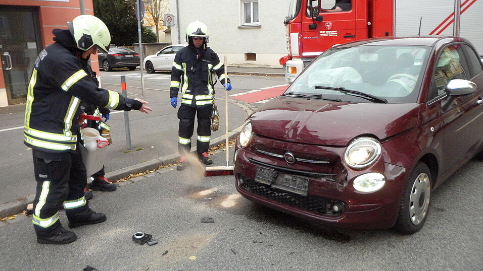 Die junge Frau wurde bei dem Unfall leicht verletzt und musste ins Krankenhaus. Die junge Frau wurde bei dem Unfall leicht verletzt und musste ins Krankenhaus.
