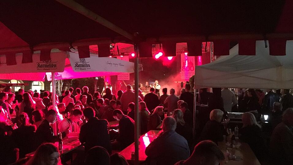 Der Straubinger Stadtplatz wird am Wochenende ganz in mittelalterliches Flair getaucht. Die schönsten Schnappschüsse haben wir für Sie zusammengestellt. Der Straubinger Stadtplatz wird am Wochenende ganz in mittelalterliches Flair getaucht. Die schönsten Schnappschüsse haben wir für Sie zusammengestellt.