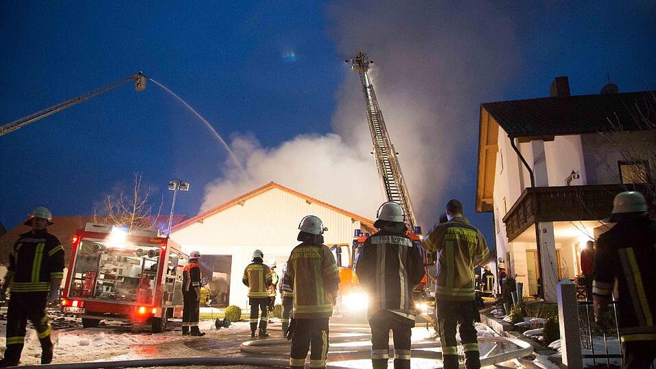Auf einem landwirtschaftlichen Anwesen in Bibelsbach (Landkreis Landshut) ist am Freitagnachmittag ein Brand ausgebrochen. Auf einem landwirtschaftlichen Anwesen in Bibelsbach (Landkreis Landshut) ist am Freitagnachmittag ein Brand ausgebrochen.