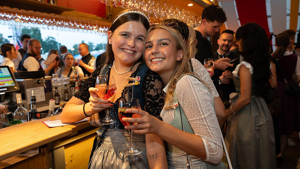 Egal, welches Festzelt: Gefeiert wird auf dem G&auml;ubodenvolksfest &uuml;berall. Die sch&ouml;nsten Schnappsch&uuml;sse sammeln wir jeden Tag in unseren Bildergalerien.&nbsp;