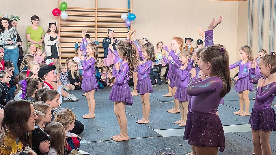 Bei so viel Programm und fetziger Musik verflog die Zeit wie im Flug. Gro&szlig;en Applaus ernteten die Tanzm&auml;use und die New Angels.